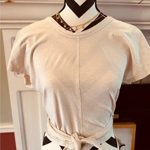 Like new lululemon It’s a tie tee beige size 4 - Picture 7 of 14